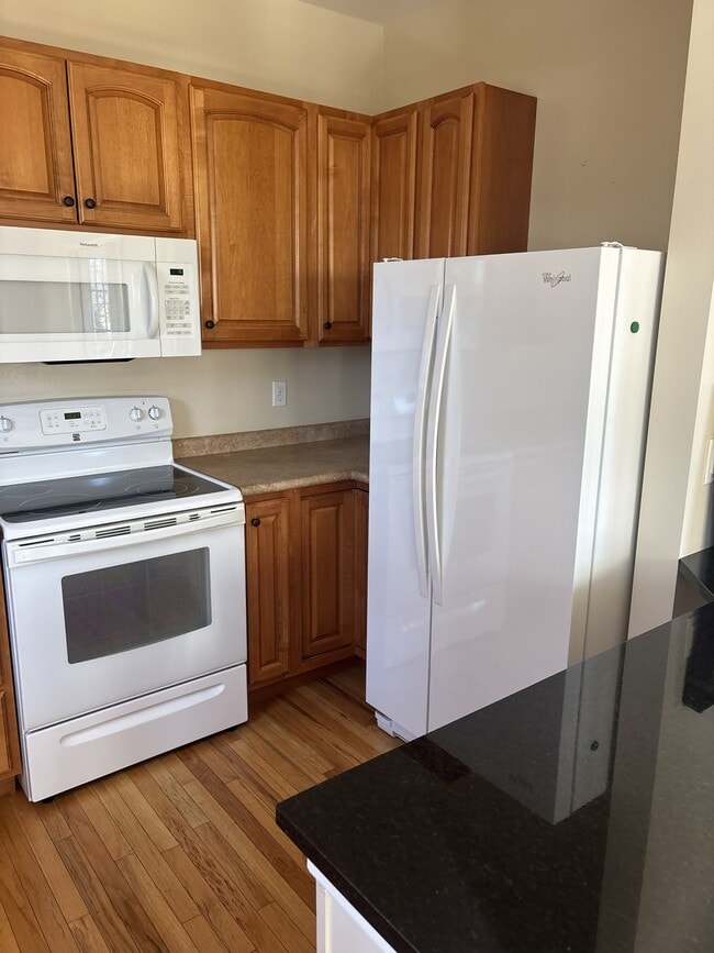 Building Photo - 477 Probart St