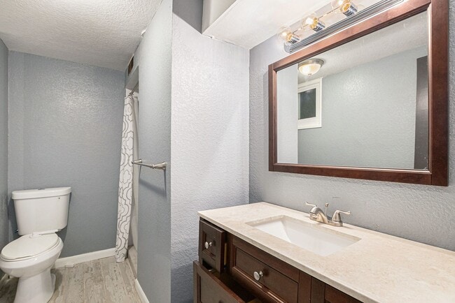 Building Photo - 4 Bedroom 3 Bathroom House-Available NOW!