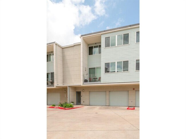 Building Photo - 604 N Bluff Dr