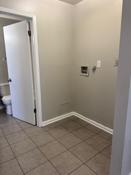 Building Photo - 2725 Huey P Long Ave