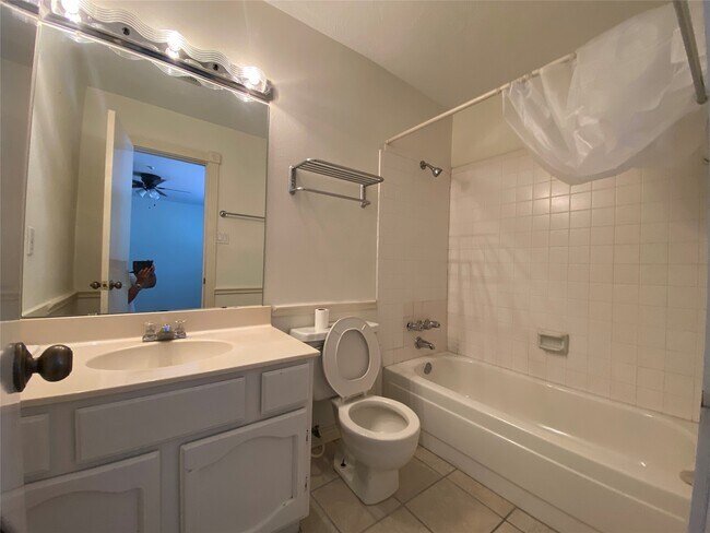 Building Photo - 7846 Green Lawn Dr