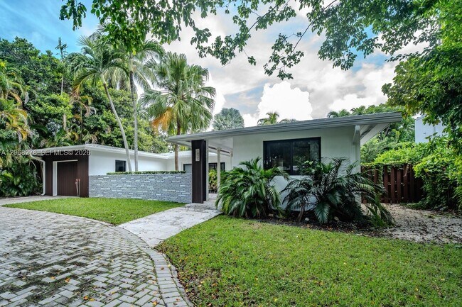 Building Photo - 1825 Alamanda Dr