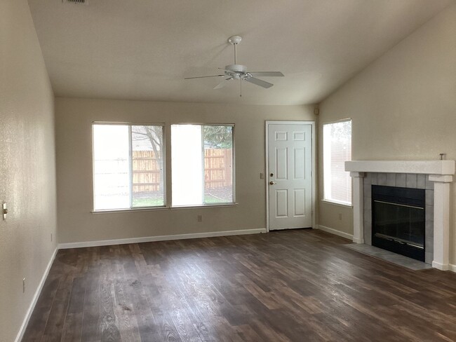 Building Photo - 3 Bedroom Home in Elk Grove