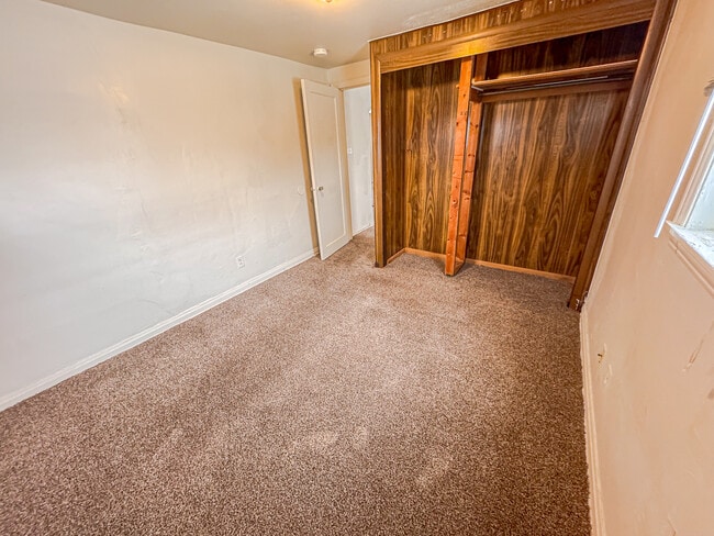 Building Photo - 614 Seymour Ave