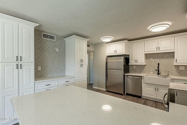 Building Photo - 1715 E El Parque Dr
