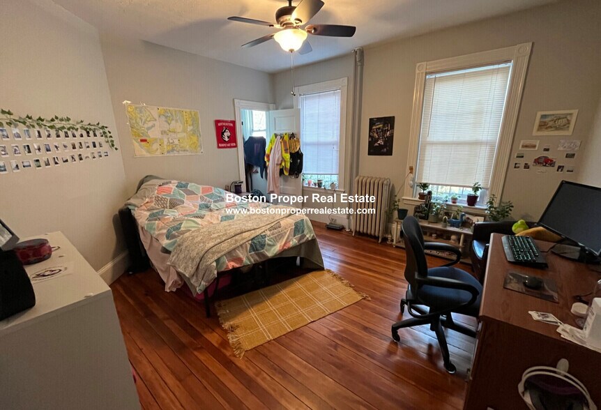 Building Photo - 10 Carmel St