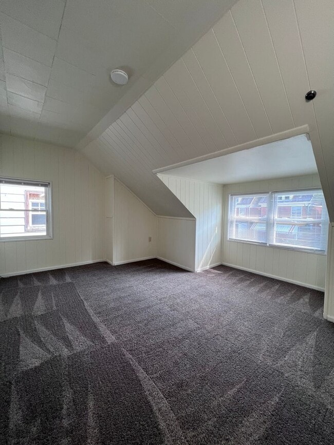 Building Photo - Updated 4BR 1.5 bath home with rear parking!