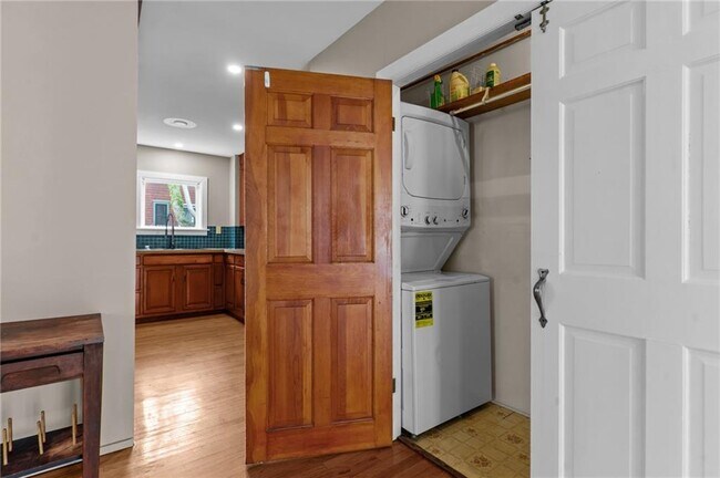 Building Photo - 19 Cross St