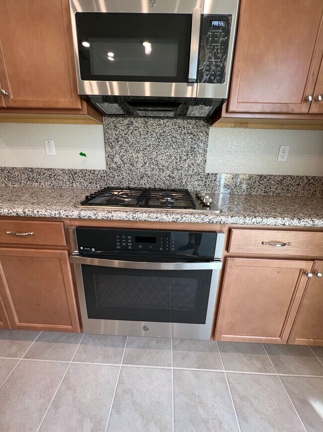 Building Photo - Newer 4 Bedroom Solar Home in Rocklin! Eas...