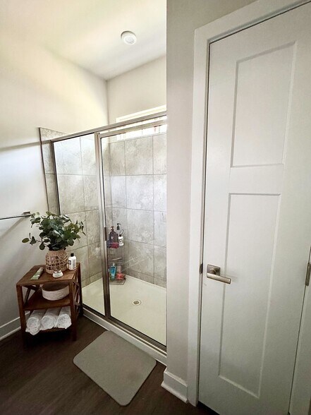 Primary Shower - 19533 Sol Pl