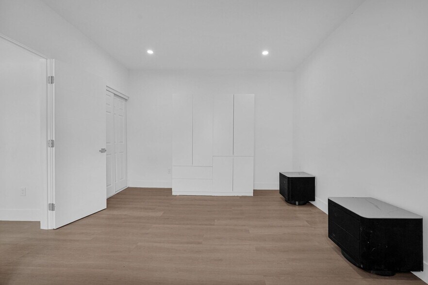 Building Photo - 19 NE 48th St