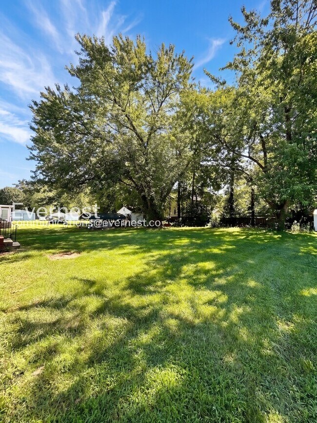 Building Photo - 3 Bed, 1.5 Bath Home with Off-Street Parking / Pet-Friendly / Available Now!