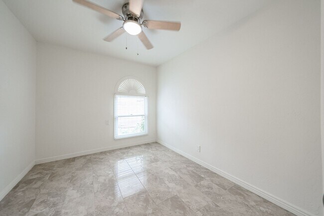 Building Photo - 2851 E Acoma Dr