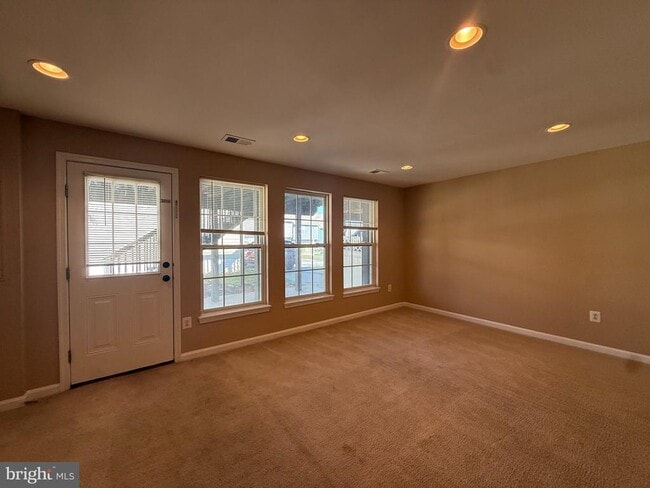 Building Photo - 60 Deerbrook Dr