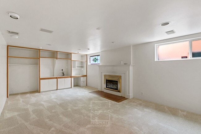 Building Photo - Sunny 4 BR home with lots of space!