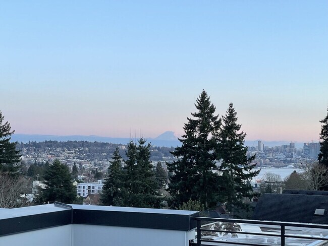 Building Photo - 4453 Aurora Ave N