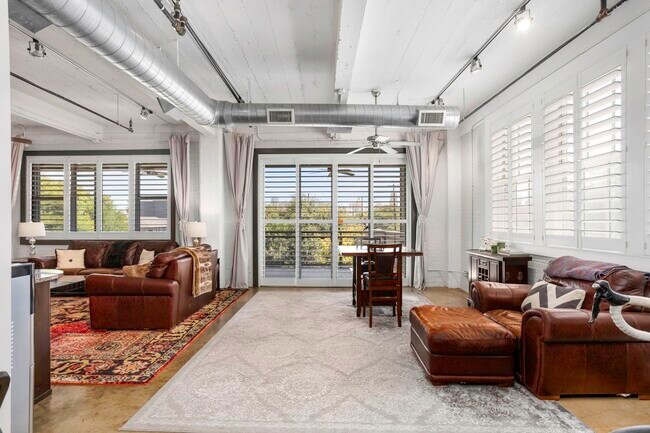 Building Photo - 831 S Flores St