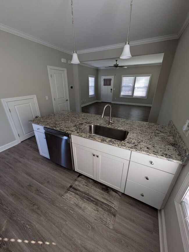 Building Photo - Charming Single Family 3BD/1.5BA Home in Hickory!