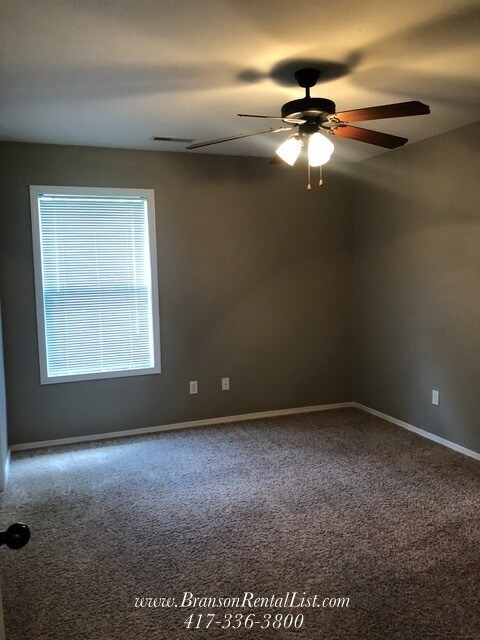 Building Photo - Over 2,000 sqft on one level