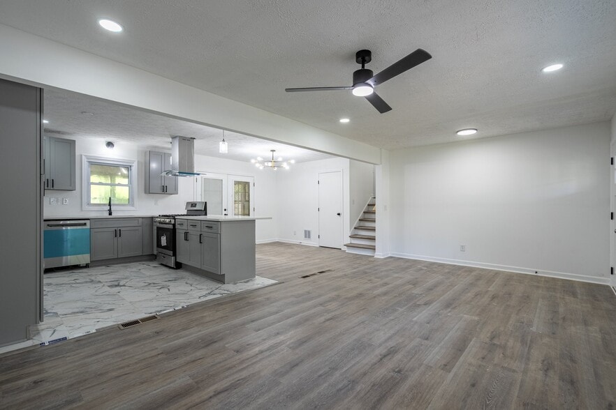 Building Photo - 6310 Thornhedge Dr