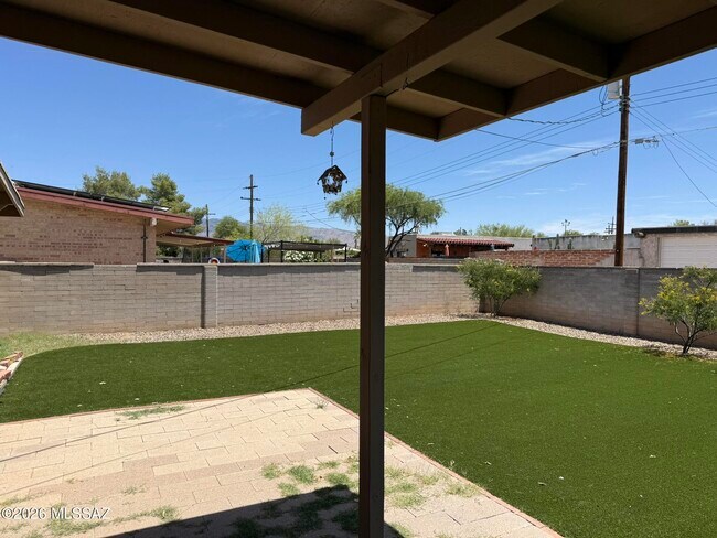Building Photo - 8812 E Shiloh Pl
