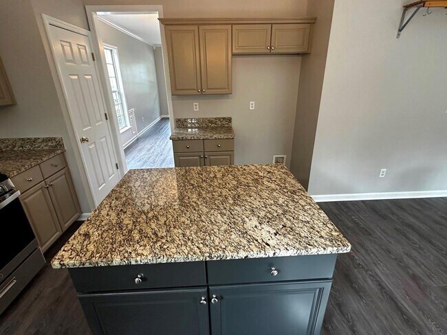 Building Photo - 6345 Turfway Dr