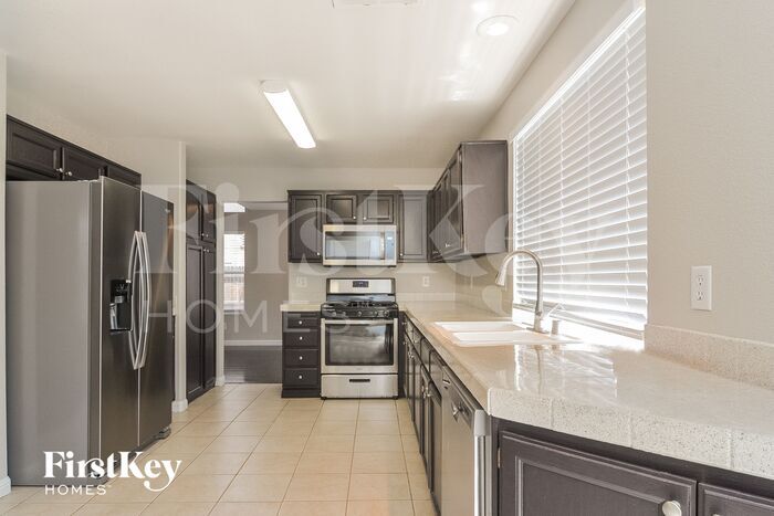 Building Photo - 2054 Fallsburg Way