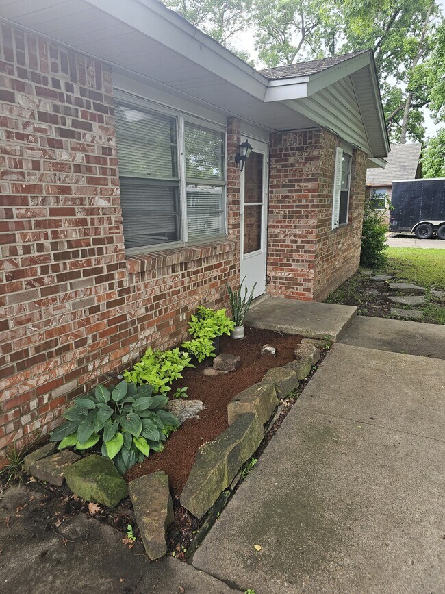 Building Photo - 409 S 190th E Ave