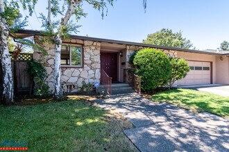 Building Photo - Heatherstone Way / Village Ct