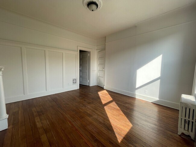 Building Photo - 27 48th St