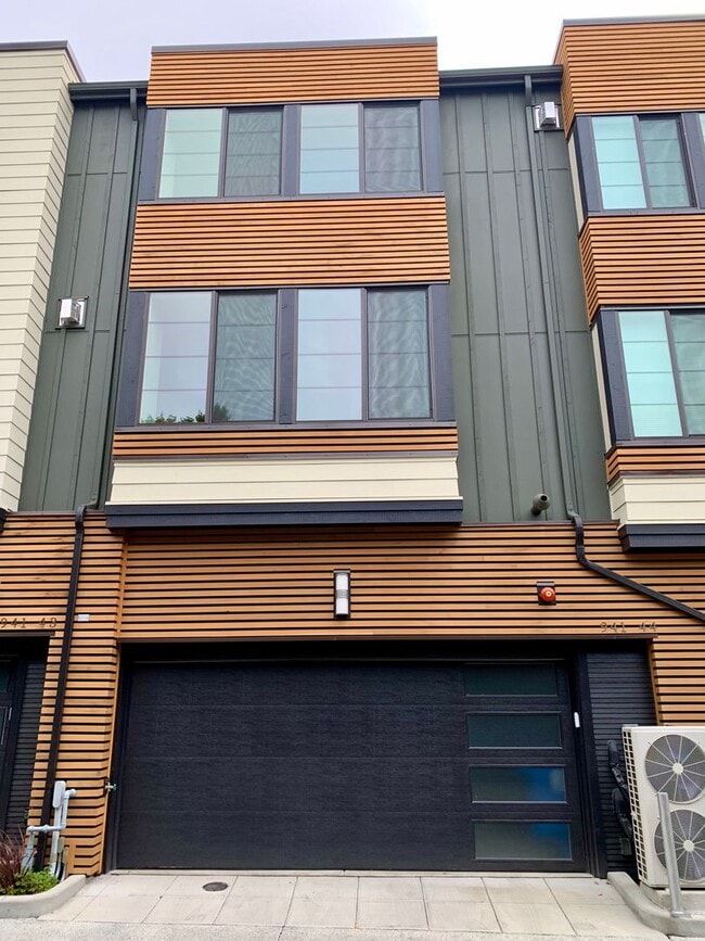 Building Photo - Queen Anne Townhome ~ McGraw Square