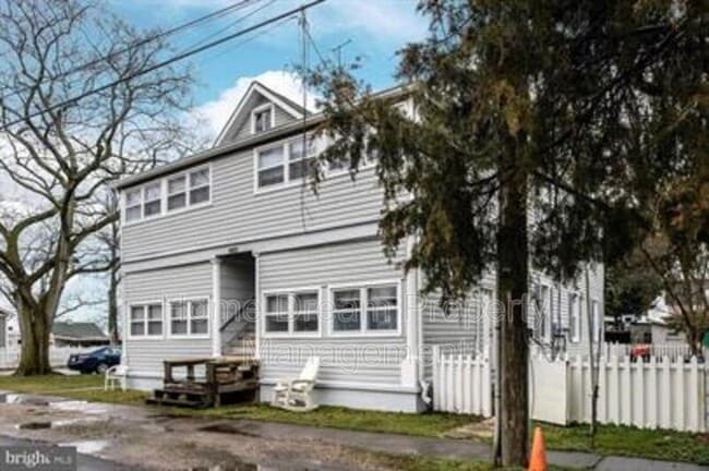 Building Photo - 961 Bryant Ave