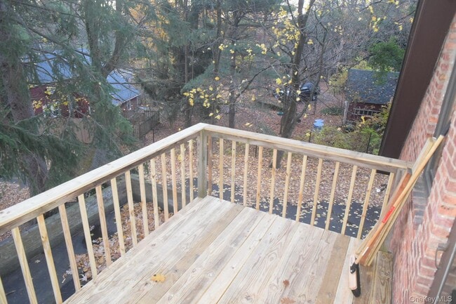 Building Photo - 201 Old Mountain Rd N