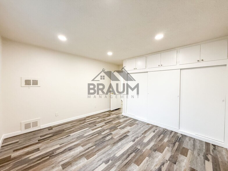 Building Photo - 5131 Buffalo Ave