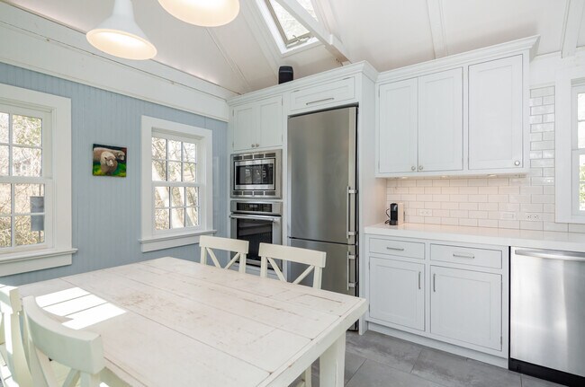 Building Photo - 134 Three Mile Harbor Rd