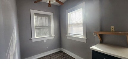Building Photo - 3 Bedroom 1.5 bath Duplex