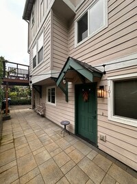 Building Photo - Lovely Corner Townhome in the Heart of Cap...