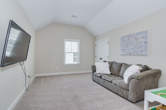 Building Photo - Gorgeous 5-Bedroom 3.5 Bath Home