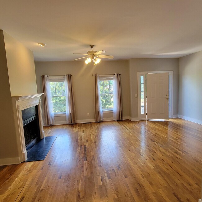 Building Photo - 1111 Surrey Ln