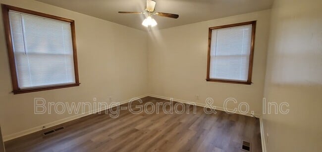 Building Photo - 5020 Bonnameade Dr