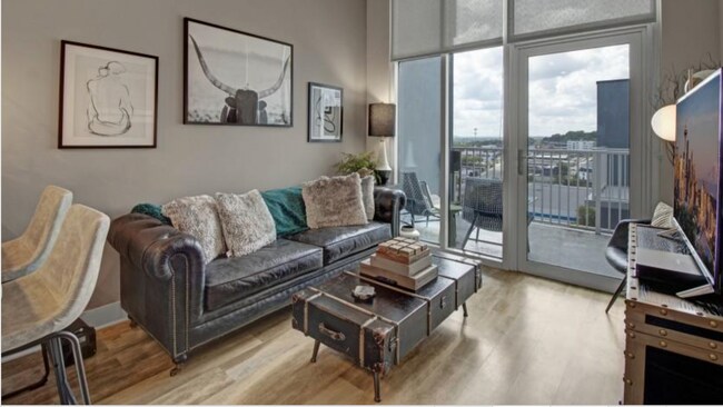 Building Photo - 719 8th Ave S