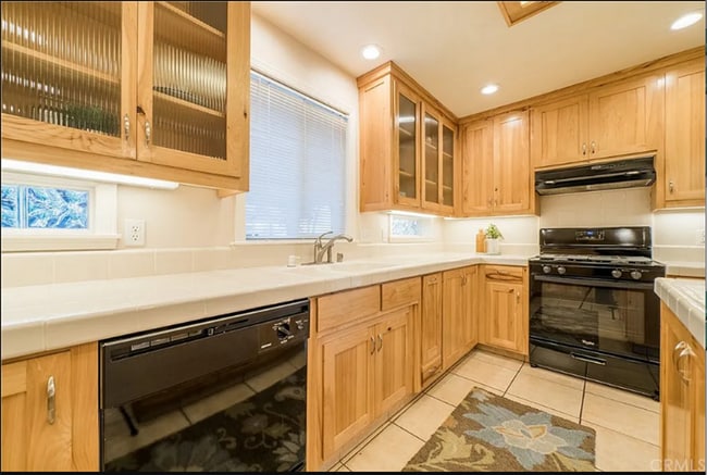 Building Photo - Great Home Close to All