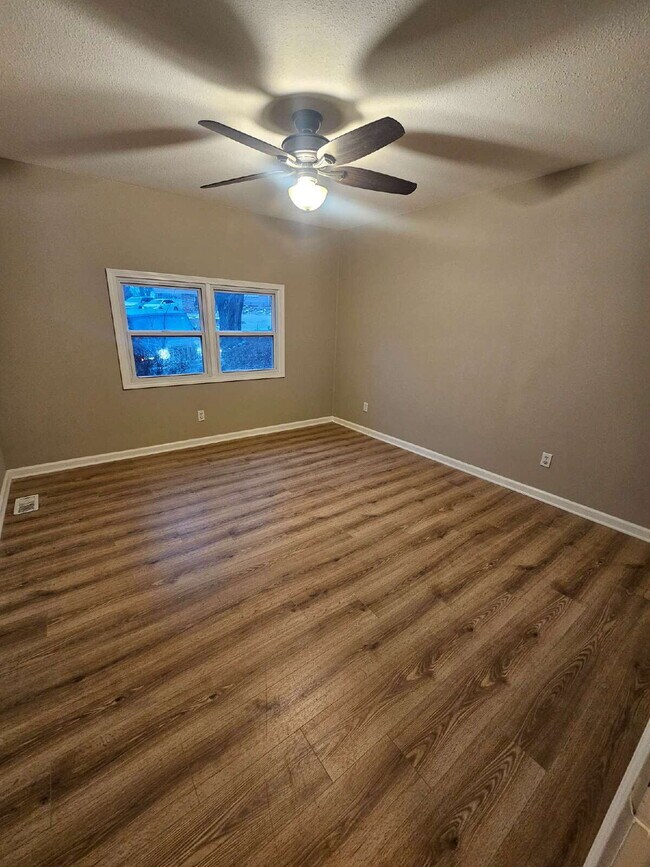 Building Photo - 4 BEDROOM RANCH with BIG YARD