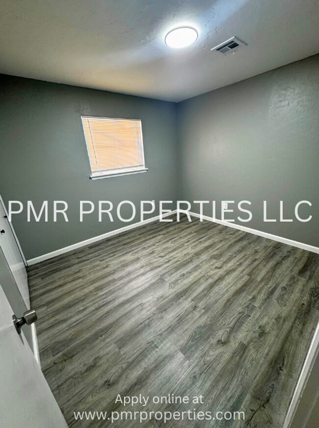 Building Photo - 3 Bedroom / 1.5 Bathroom Home