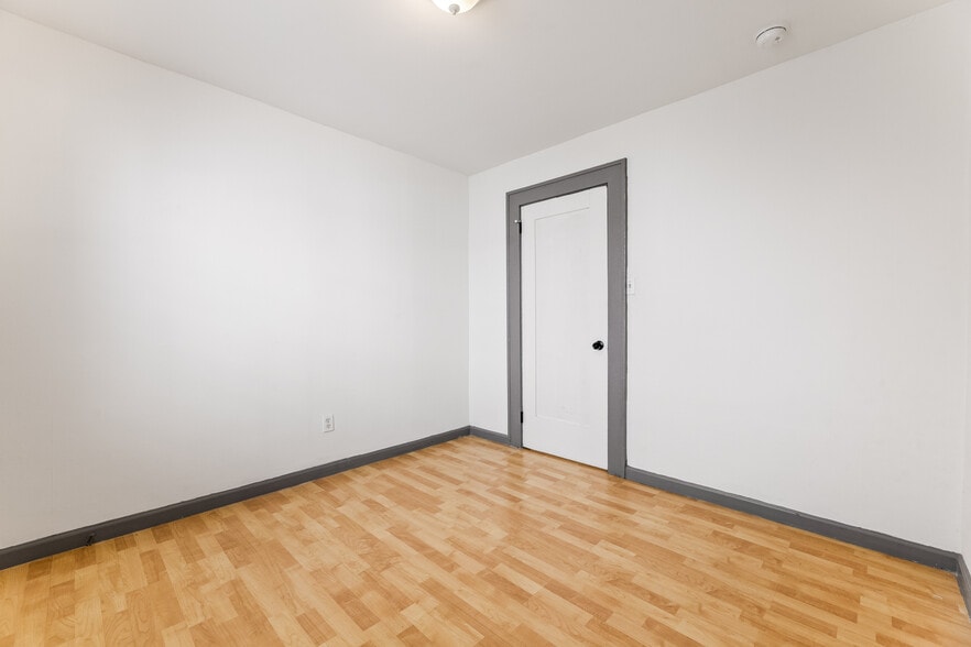 Building Photo - 1339 S Sycamore Ave