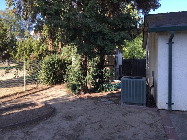 Building Photo - Clean Large 4 Bedroom 2 Bathroom Home For Rent - Section 8 Vouchers Accepted.
