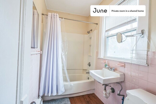 Building Photo - Room in Shared 4 bed/1 bath home