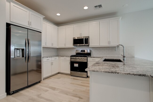 Building Photo - Gorgeous 5 Bedroom Lennar Home built 3 years ago still like new!!!  5 bedrooms in Northern Crossi...