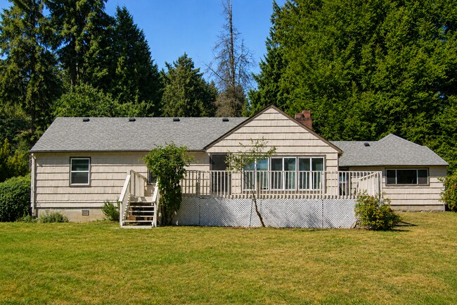 Building Photo - COLUMBIA RIVER Waterfront Home with Access on 1.5 Acres