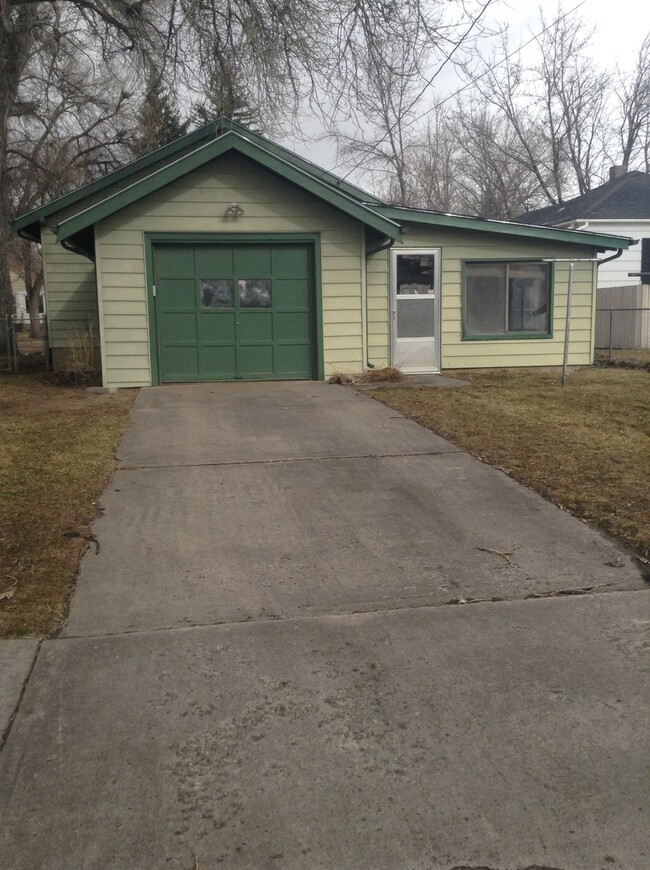 Building Photo - 2 BEDROOM, PLUS 2 BONUS ROOMS, 2 BATHROOM ...